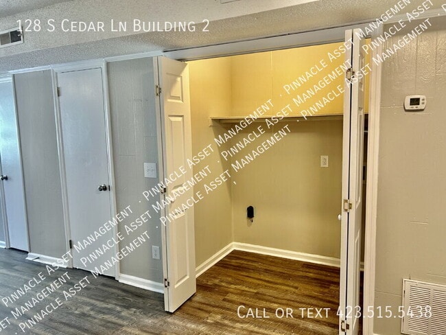 Building Photo - 128 S Cedar Ln