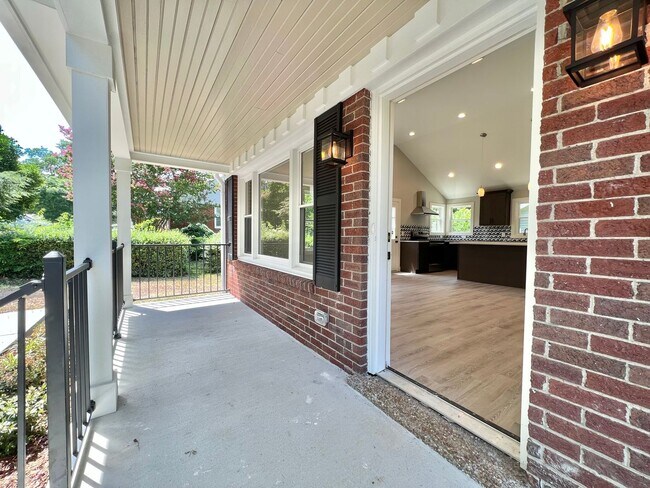 Foto del edificio - Fully Renovated 3 Bed, 2 Bath Home w/ Larg...