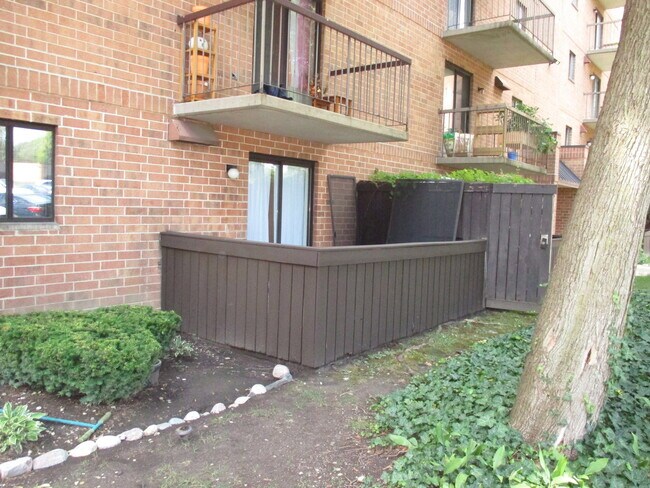 Building Photo - 6030 Lake Bluff Dr