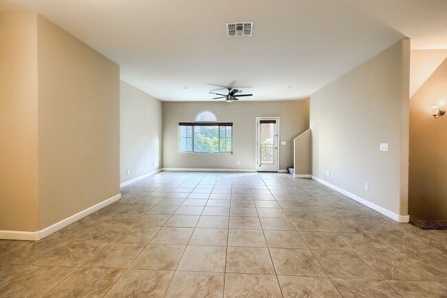 Building Photo - 4 Bedroom townhome in Phoenix