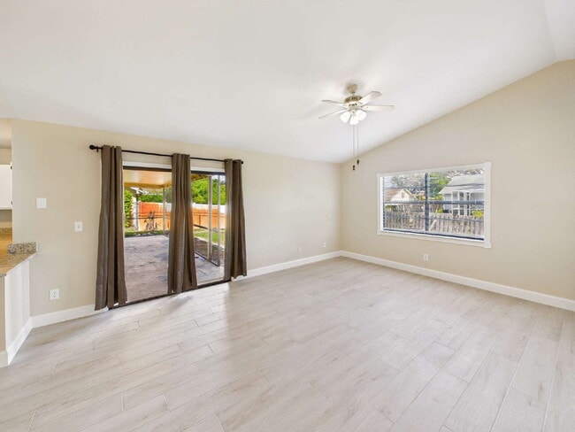 Foto del edificio - Spacious 3BR/2BA Home with Screened Lanai & 2-Car Garage