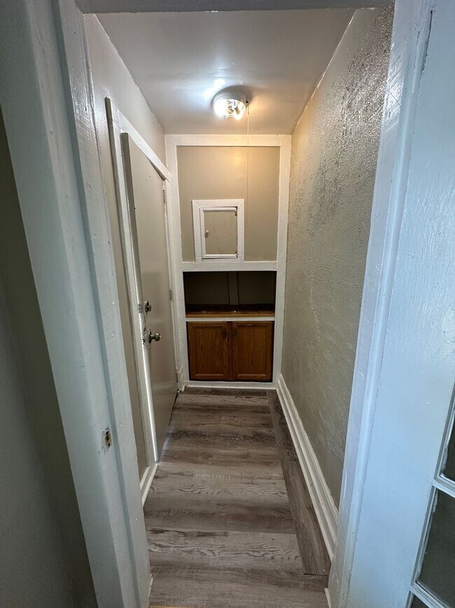 Foto del edificio - Spacious 5-Bedroom Home with 2 Full Baths, Freshly Rehabbed, Ready to rent