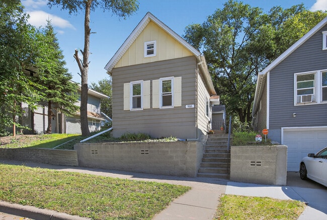Building Photo - 916 Farrington St