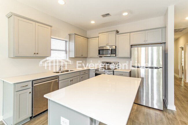 Building Photo - 177 Park Dr N