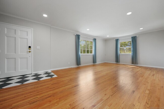 Building Photo - 13 1/2 Hickory Dr