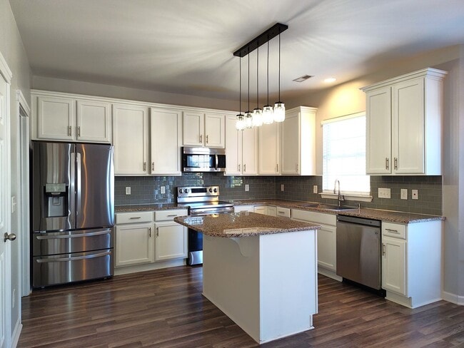 Building Photo - Pristine 4 bed, 2.5 bath Home Located in the Falcon Ridge Community!