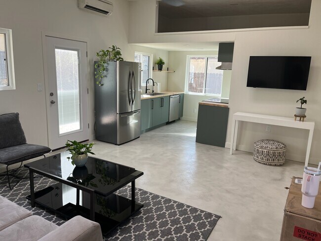 Foto del edificio - 2127 E 6th St