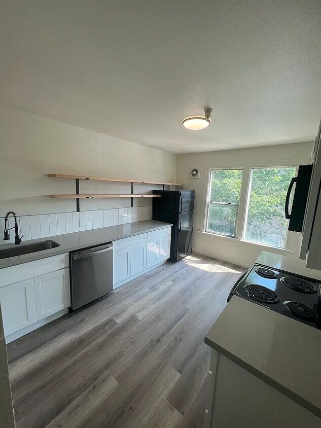 Building Photo - 2 Bedroom Apartment Available in Tacoma – Convenient Location!