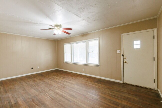 Building Photo - 3 Bedroom Home for under $1000