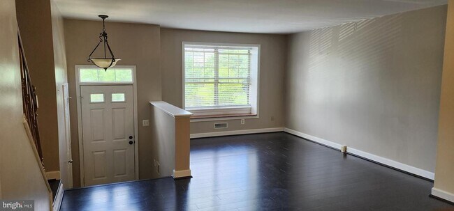 Building Photo - 9587 Tudor Oaks Dr