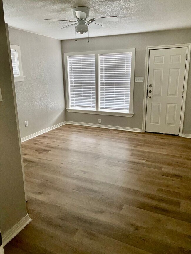 Foto del edificio - Cute 3/2 on a Corner Lot!