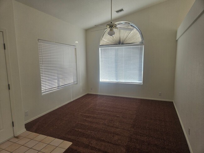 Foto del edificio - 3 Bedroom House w/ 3 Car Garage in Fort Mo...