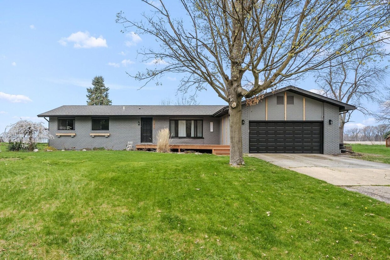 Primary Photo - Three Bedroom Home in Schoolcraft