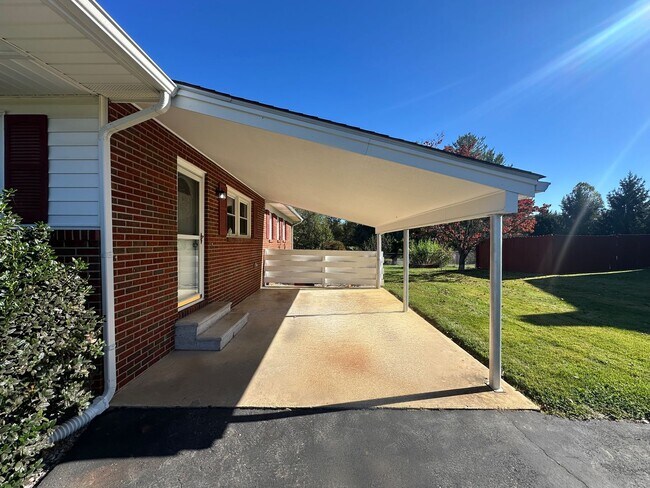 Foto del edificio - 113 Harrell Rd