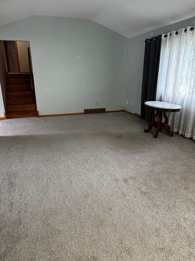 Building Photo - North Olmsted -4/5 Bedroom 2 1/2 bath larg...