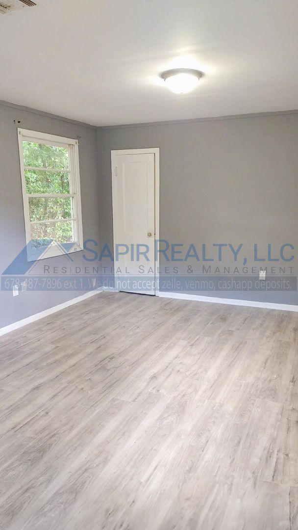 Building Photo - Charming 3-Bedroom Home - Move in by 01/15...