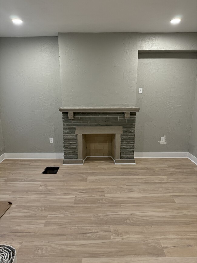 Building Photo - 226 W Sycamore St