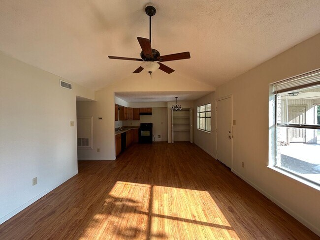 Building Photo - Walking Distance to Kraft Park /  .6 Miles...