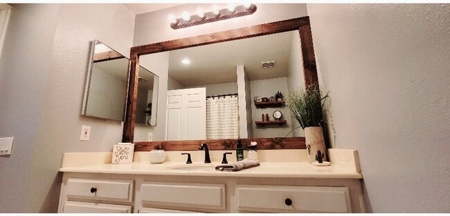 Large Master Bath with plenty of counter space and cabinets - 19112 Oceanport Ln