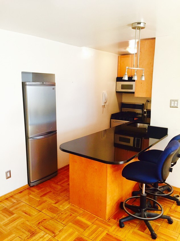 Foto principal - 310 E 70th St