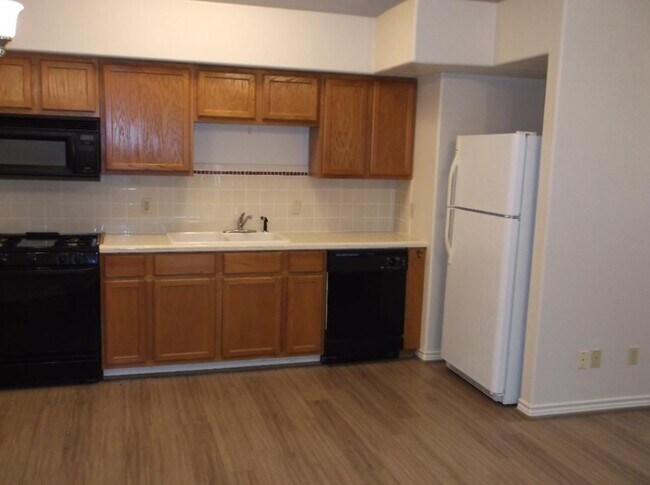 Foto del edificio - 820 Tangle Oaks Dr