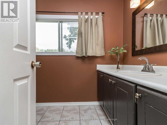 Building Photo - 26 McMurchy Ave S