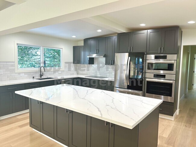 Building Photo - Beautifully Remodeled 4 Bedroom / 3 Bath /...
