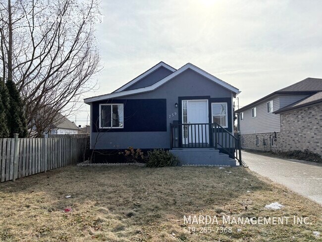 Building Photo - SPACIOUS NEWLY RENOVATED 3 BED/2.5 BATH + HYDRO, WATER & GAS!