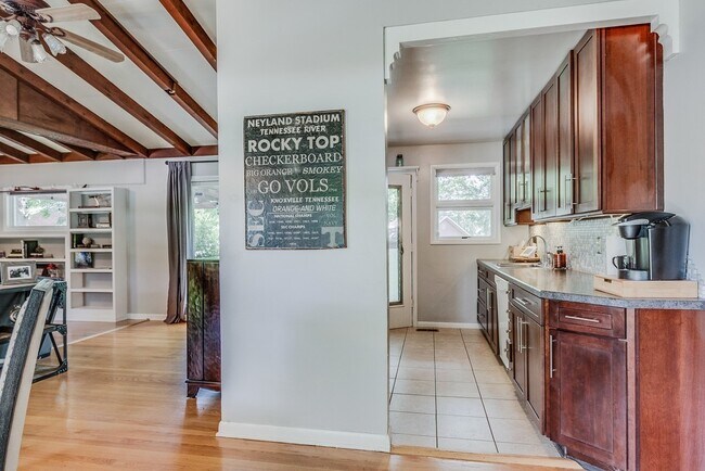 Foto del edificio - 527 Inwood Dr