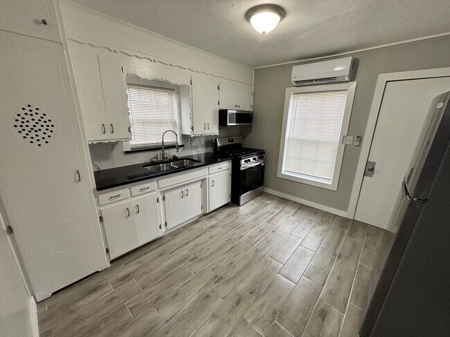 Foto del edificio - Remodeled 2 bedroom, 1 bathroom house with fenced yard and garage