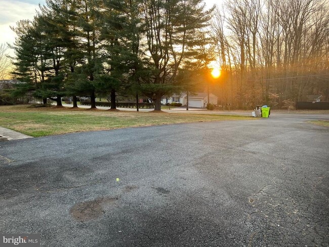 Building Photo - 913 S Stepney Rd