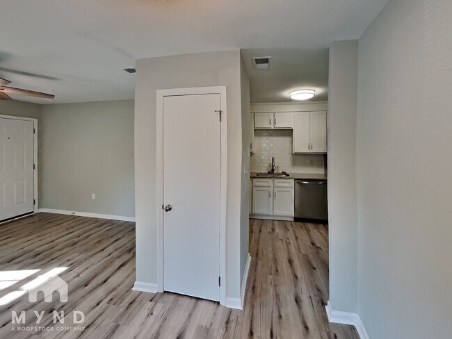 Foto del edificio - 3621 Firestone Dr