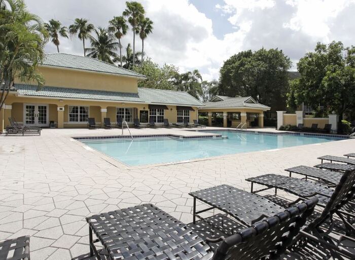 Foto del edificio - Various units from 1/1, 2/1, 2/2, 3/2 starting at $1700.00