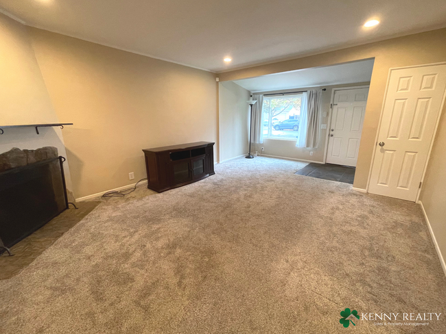 Building Photo - 3 Bedroom Home with Bonus Room in Redwood ...