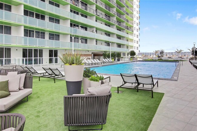 Foto del edificio - 1756 N Bayshore Dr