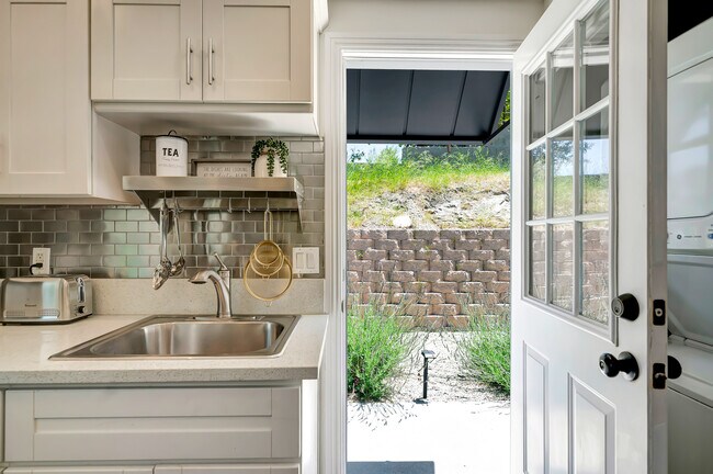 Foto del edificio - 5311 Elvira Rd