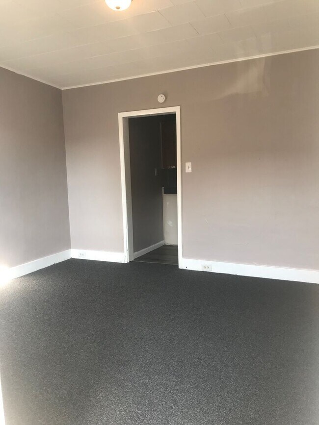 Building Photo - 2 Bedroom 1 Bath