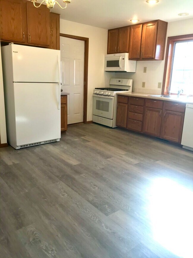 Foto del edificio - 821-823-823 Warbler Ln