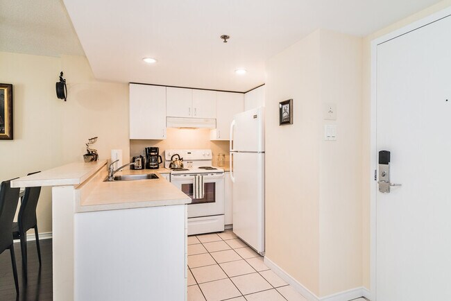 Building Photo - 178 Rue Sainte-Catherine E