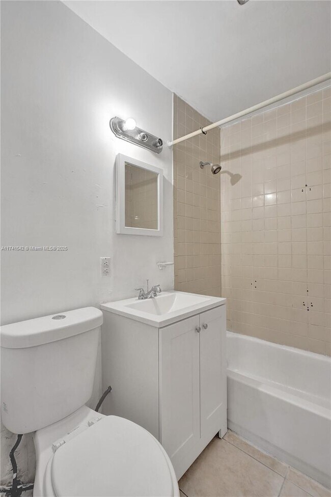 Building Photo - 3 bedroom in 33168 FL 33168