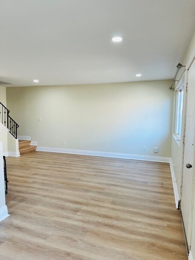 Building Photo - Renovated townhome for rent in the America...