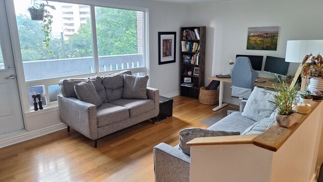 Building Photo - 1100 Ambleside Dr