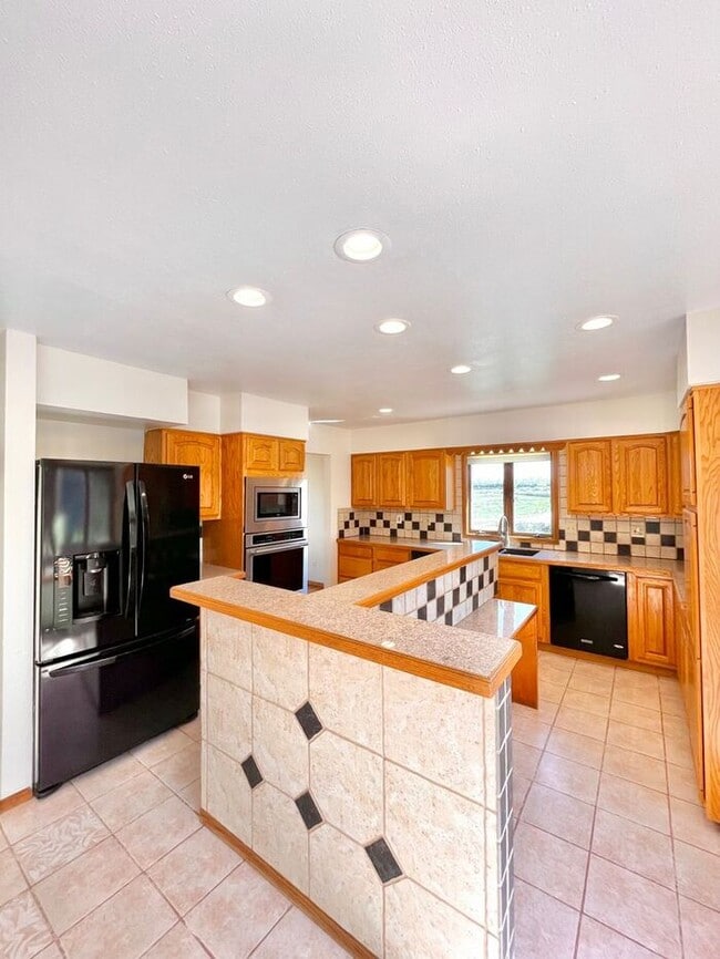 Building Photo - Gorgeous Private Home with Views!