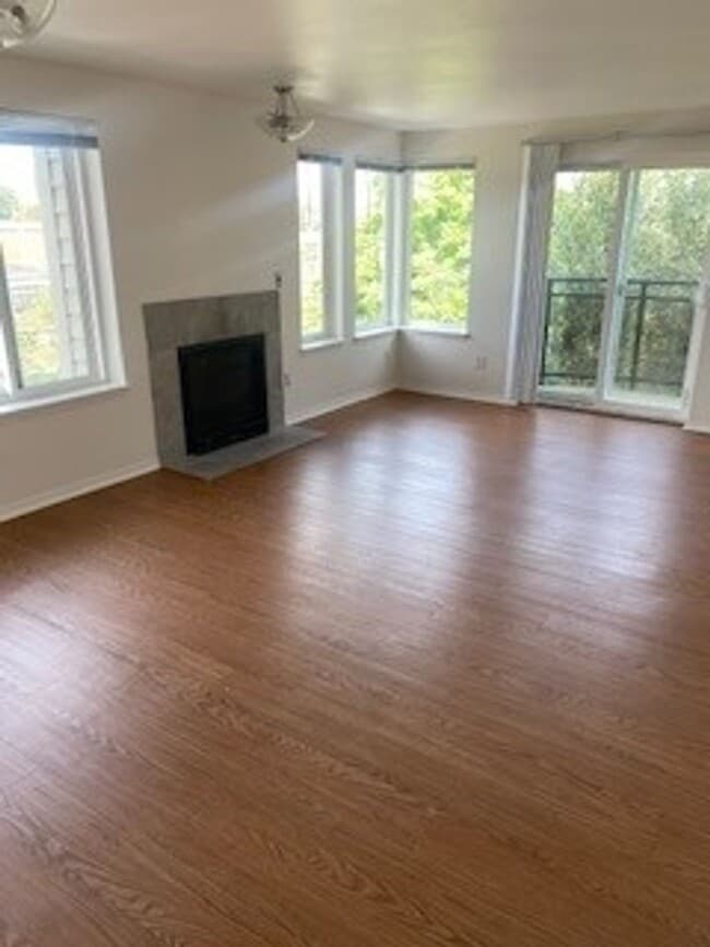 Foto del edificio - Queen Anne west facing 1 Bedroom patio secure building and garage