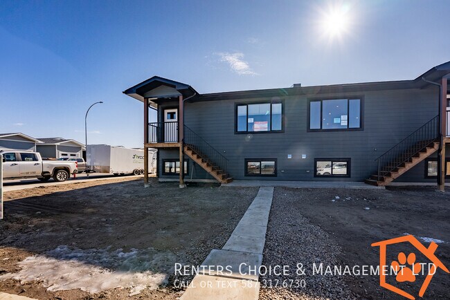 Photo du bâtiment - BRAND NEW 3 Bedroom Main Floor