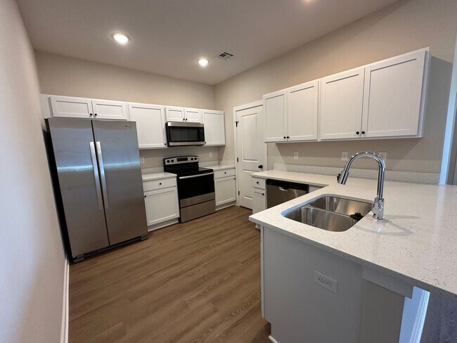 Foto del edificio - Gorgeous, BRAND NEW 4 Bedroom 2 Bath Duple...