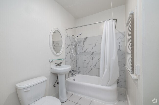 1 habitación, 1 baño - 600 pies cuadrados - Baño - Wendover Apartments