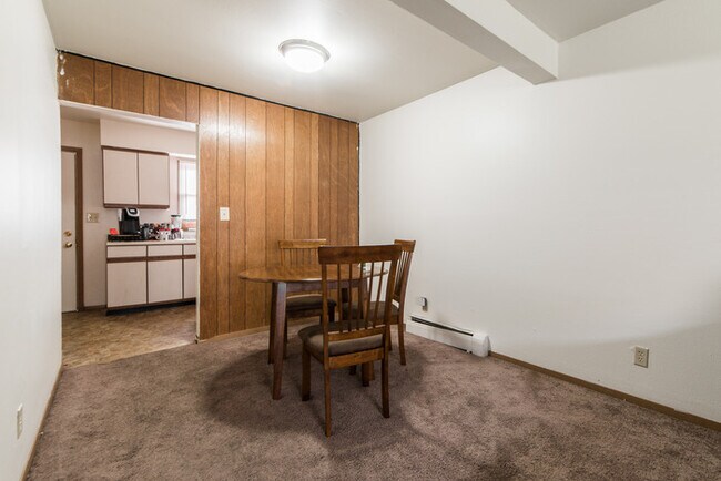 Building Photo - 826 W Hillcrest Dr
