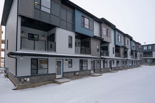 Building Photo - 42 Cranbrook Common SE