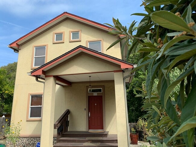 Se alquila habitación. Corto plazo. Totalmente amueblada. Todos los gastos incluidos. Suite principal con baño privado. - 905 Prospect Ave